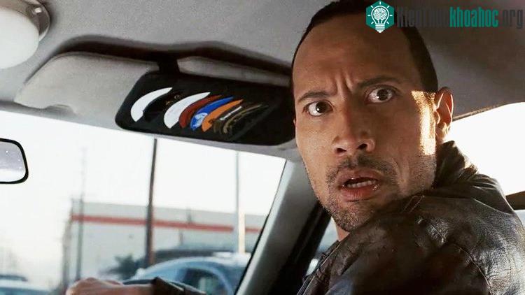 Hãy bỏ điện thoại xuống mà tập trung vào việc lái xe, để tránh những cụm đèn nóng cháy vì nắng mùa hè.