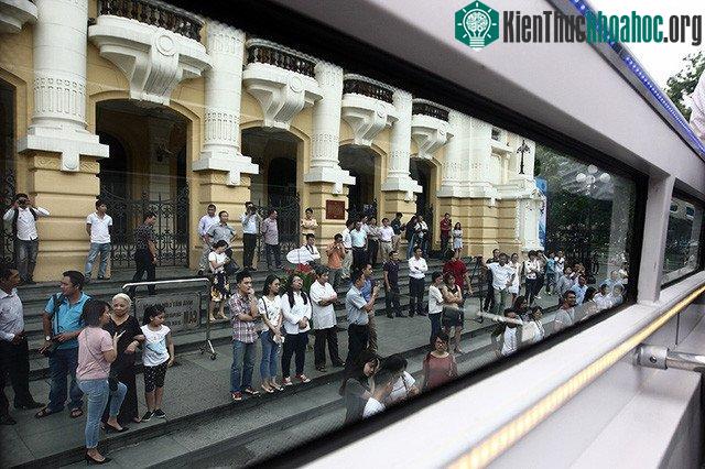 Khá nhiều người dân thủ đô mong đợi được là những hành khách đầu tiên.