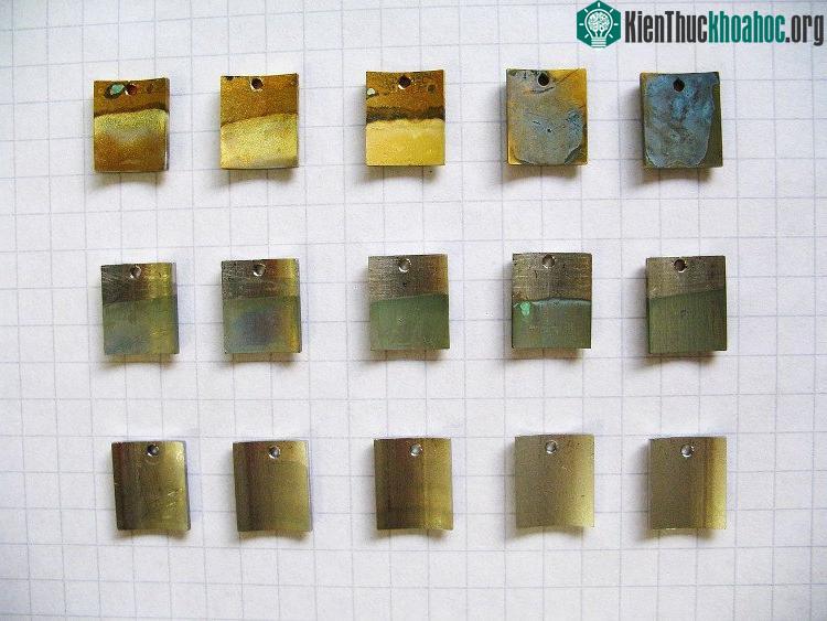 Trong thời chiến, thép không gỉ được dùng trong động cơ máy bay vì trọng lượng nhẹ hơn thép thường rất nhiều.