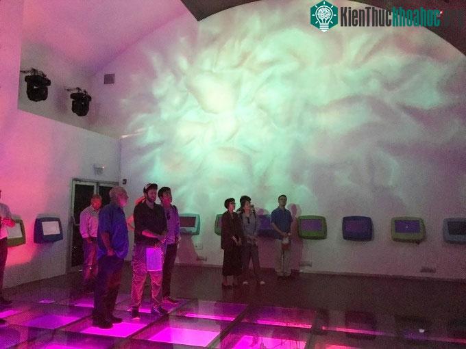 Khách tham quan tìm hiểu thông tin ở khu giới thiệu dưới lòng đất.