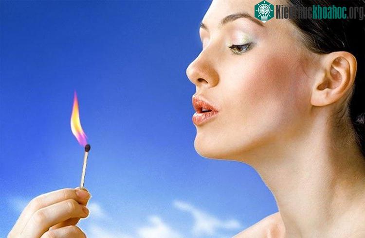Đốt 1 que diêm rồi cầm phía trước mặt.