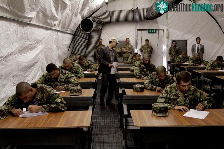 Các sĩ quan Quân đội Hoàng gia Afghanistan tham dự kỳ thi trong lễ nhậm chức tại Học viện Quân đội Afghan