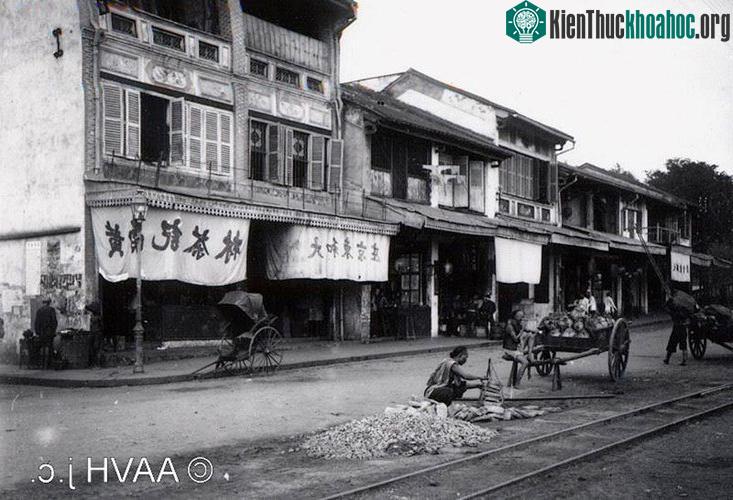 Các cửa hiệu ở bến Mỹ Tho.