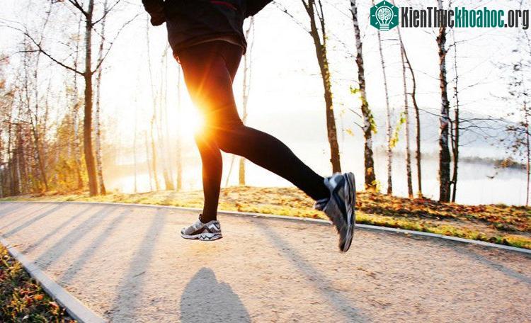 Hãy kết hợp với việc đi bộ trong buổi tập chạy.