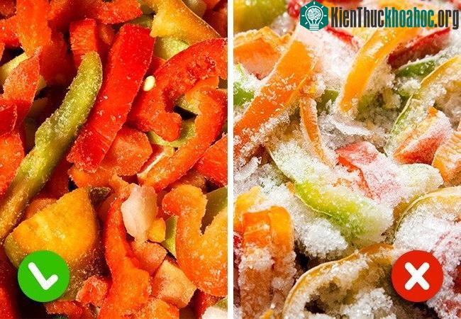 Kiểm tra xem một gói sản phẩm đông lạnh có tuyết hoặc miếng băng trong đó.