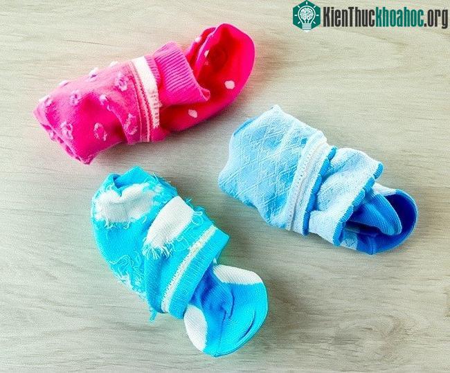Giặt sạch tất từ bên trong