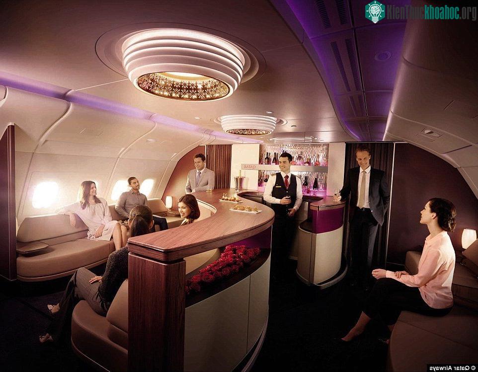 Khu lounge với các ghế da và quầy bar là nơi bạn có thể trò chuyện, thư giãn với một số đồ uống có cồn.