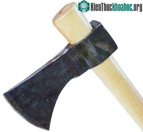 Việc sử dụng đầu bằng kim loại đã làm tăng đáng kể hiệu quả sử dụng của rìu Tomahawk.