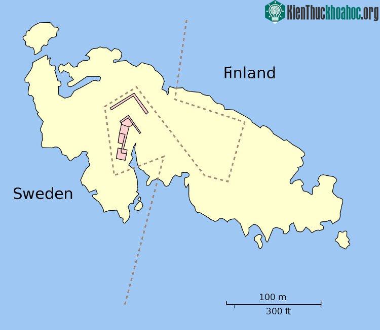 Hòn đảo nhỏ ở biển Baltic được chia 2 múi giờ theo ranh giới quốc gia.