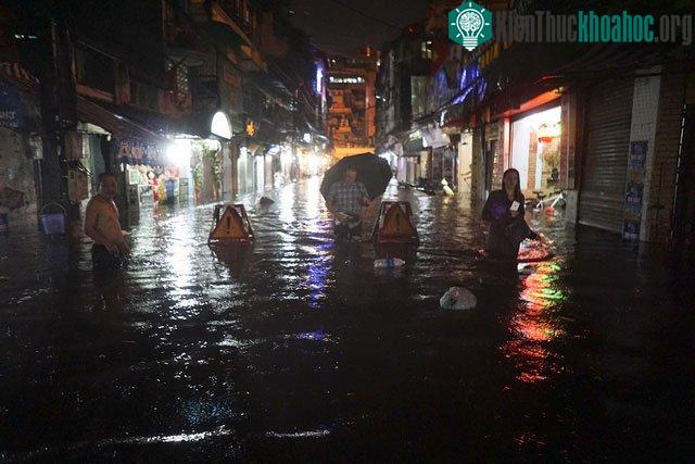 Phố Đinh Liệt ngập nặng, nhiều nơi sâu tới 80cm.