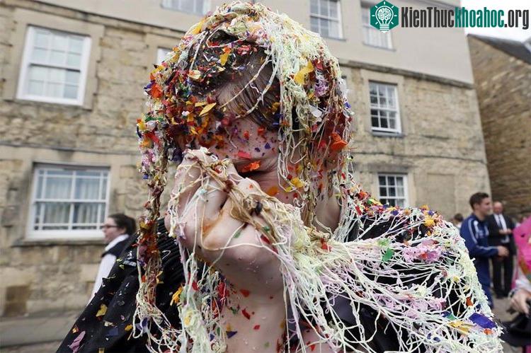 Sinh viên trường Đại học Oxford thường ném rác vào nhau sau khi kết thúc kỳ thi.