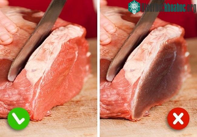 Thịt tươi không để lại quá nhiều độ ẩm và máu trên khăn.