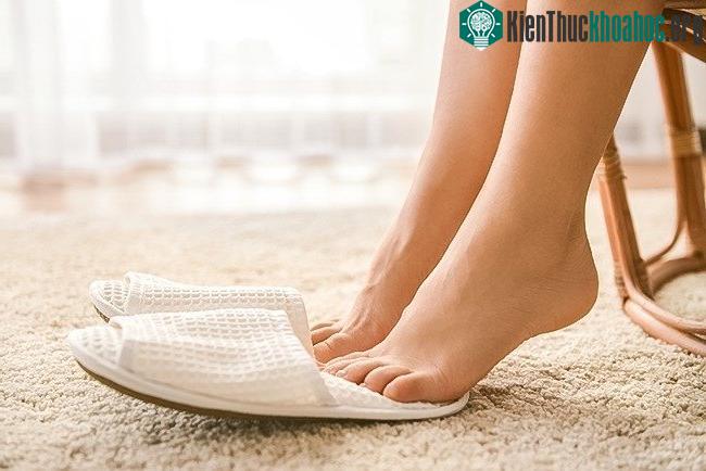 Khi ở nhà, bạn nên đi chân trần