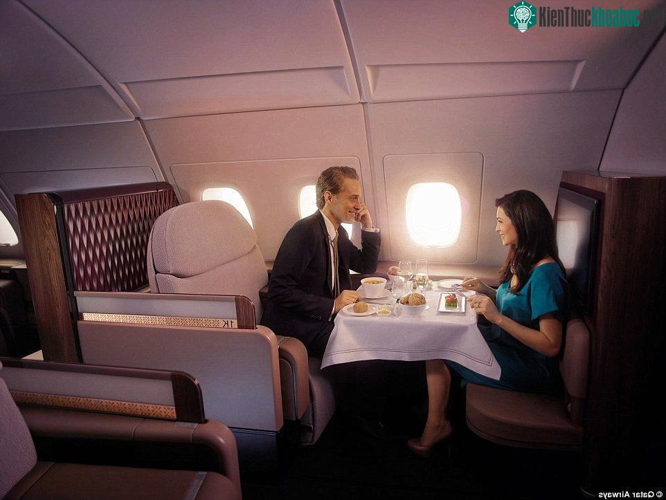 Các bữa ăn của hãng được đánh giá là hảo hạng với 2 đầu bếp để lên thực đơn cho khách.