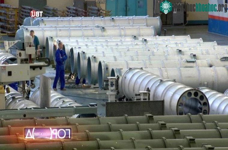 Trong ảnh là hàng chục ống chứa đạn tên lửa dành cho các tổ hợp S-300 và S-400