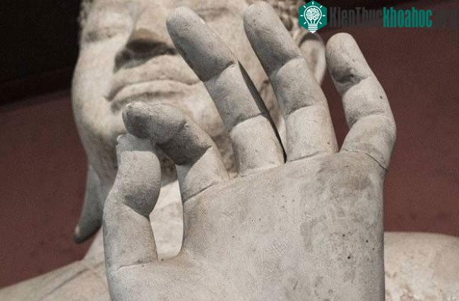 Có giả thuyết cho rằng, biểu tượng OK chỉ đơn giản là để biểu trưng cho "phật thủ".