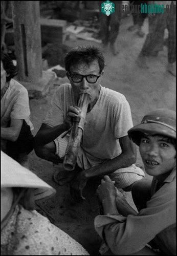 Người đàn ông khoan khoái rít thuốc lào.