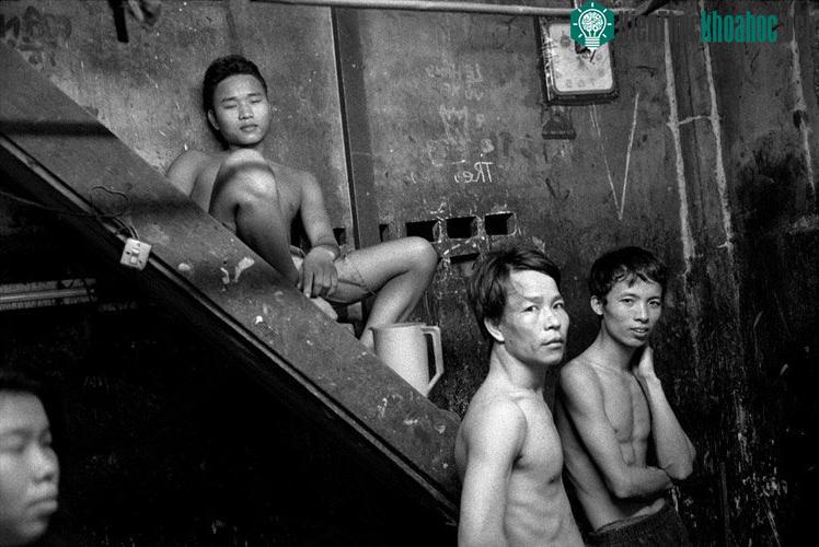 Các công nhân nhuộm dưới sự quản lý của gia đình bà Lý Nương.