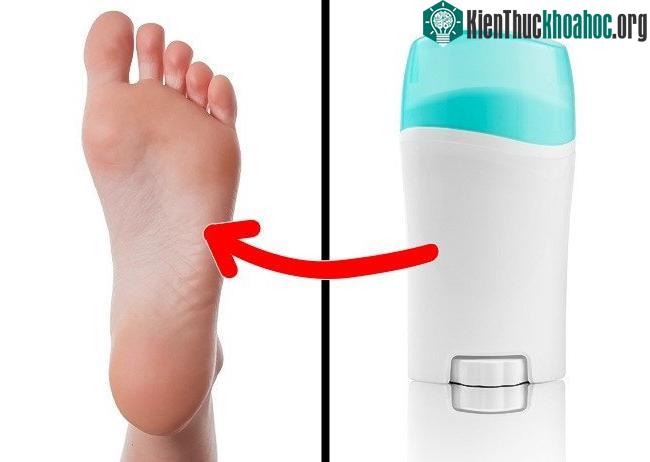 Sử dụng thuốc chống mồ hôi chân