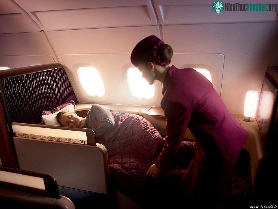Ghế ngồi trở thành giường nằm 2,2m thoải mái với ga trải và chăn.