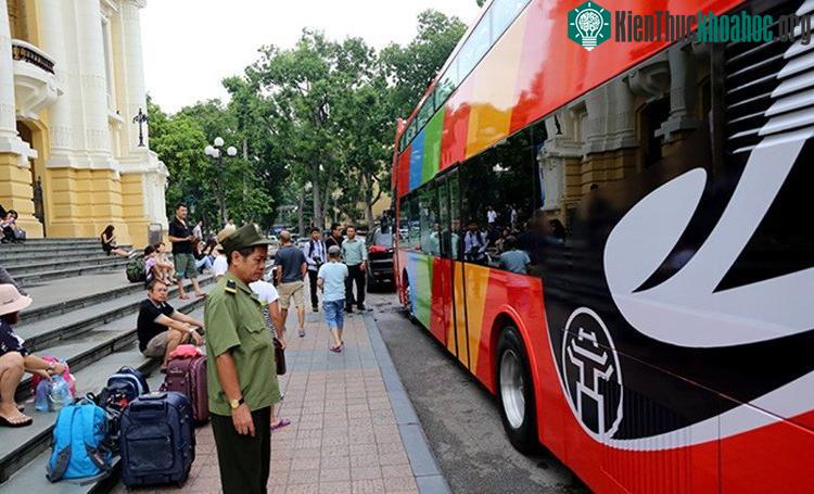 Xe buýt hai tầng trước cửa Nhà hát lớn thành phố.