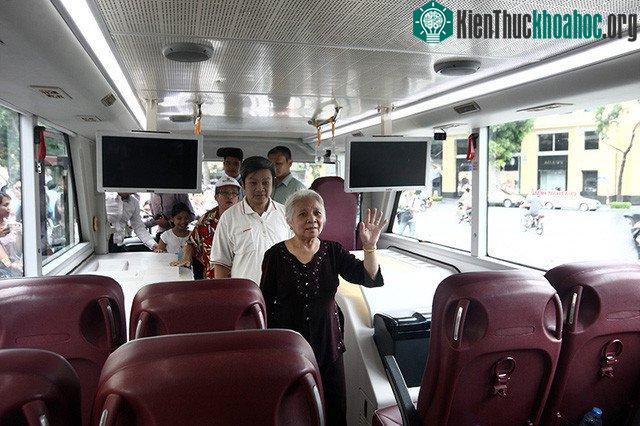 Dù là chuyến đi thử nghiệm dành cho các quan chức và cơ quan quản lí nhưng cũng có một số hành khách may mắn được phép tham gia chuyến đi này.