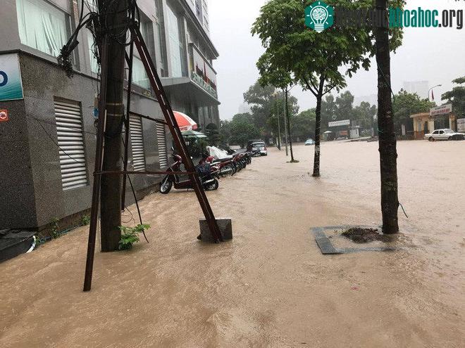 Cơn mưa kéo dài khiến nhiều tuyến đường ngập sâu.
