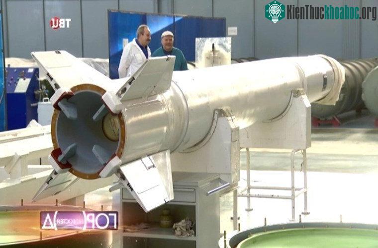 Cận cảnh một quả đạn tên lửa dành cho tổ hợp phòng không S-300 do Avangard chế tạo