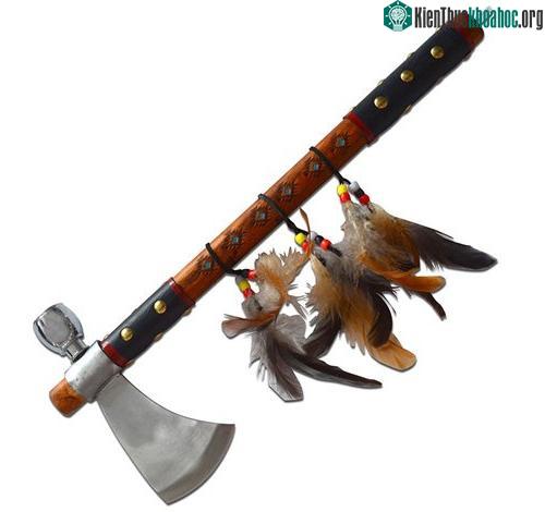 Rìu Tomahawk sau này đã được cải tiến với một đầu búa rỗng bên trong, thường gọi là rìu ống