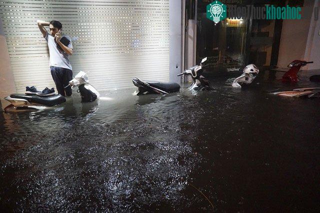 Một thanh niên bị "cô lập" trên phố Tạ Hiện.