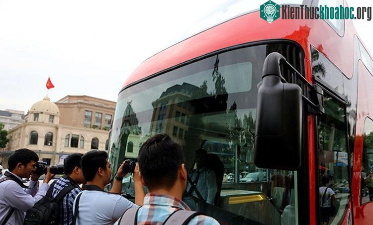Xe buýt 2 tầng thu hút sự chú ý của rất nhiều người khi xuất hiện.