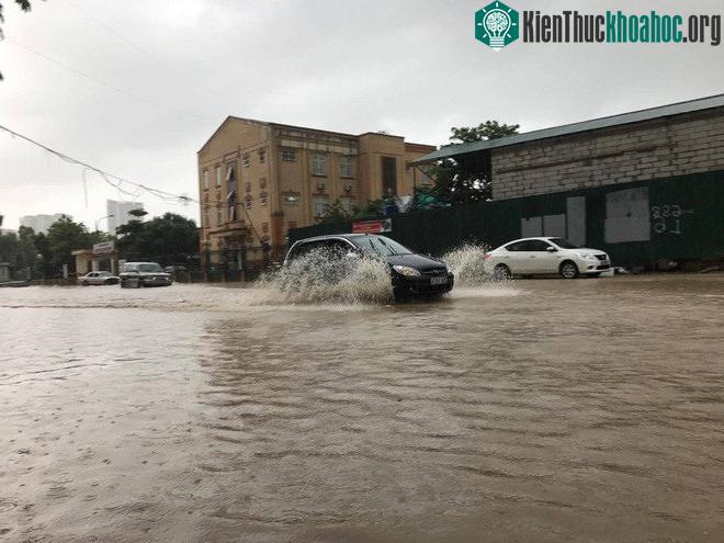 Khoảng hơn 10 giờ, cơn mưa lớn vẫn chưa có dấu hiệu ngớt.