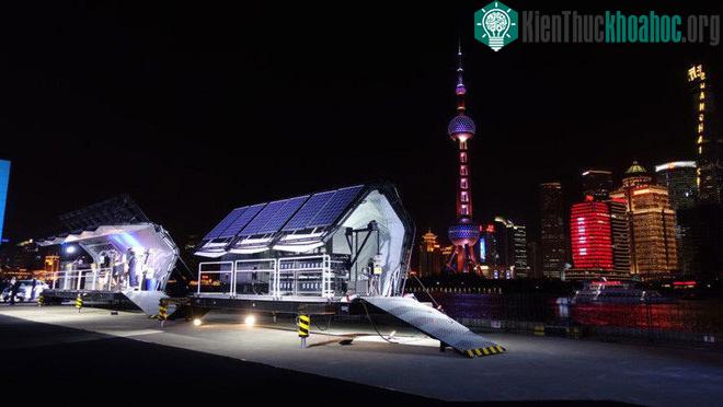 Trashpresso sử dụng năng lượng Mặt Trời, tái chế rác thải thành vật liệu xây dựng.