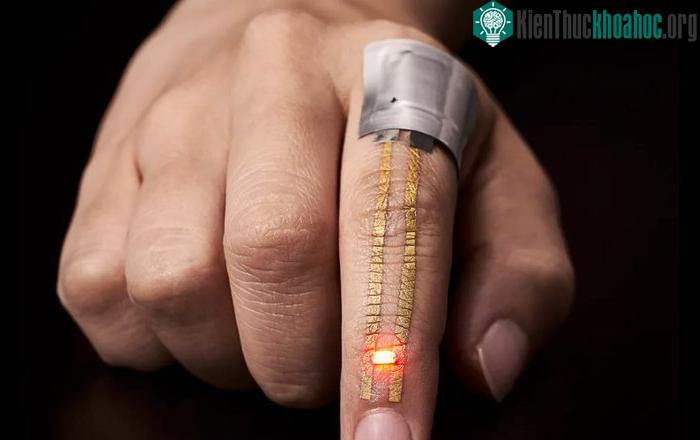 Thiết bị đeo siêu mỏng có thể ghi dữ liệu qua da.