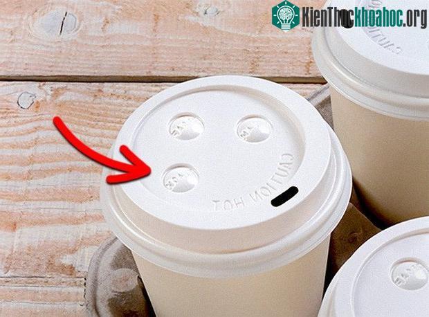 Quan sát những chiếc lỗ nhỏ này bạn có thể tìm ra đồ uống của mình lẫn trong nhiều cốc khác.