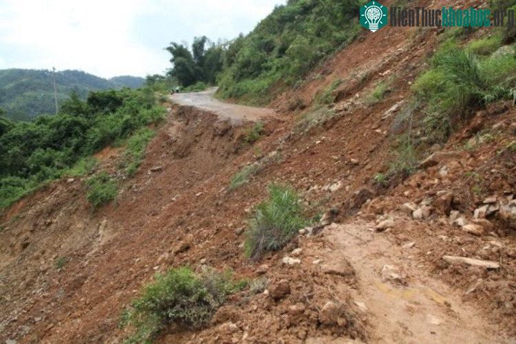 Mưa lớn gây sạt lở, lũ quét tại nhiều địa phương.