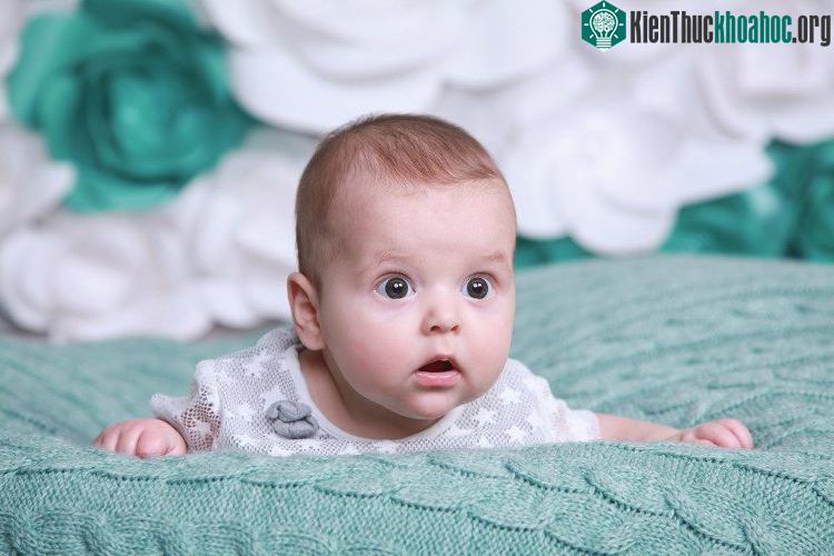 Đứa trẻ liên tục khát và đòi uống nước là dấu hiệu của một số vấn đề nghiêm trọng.