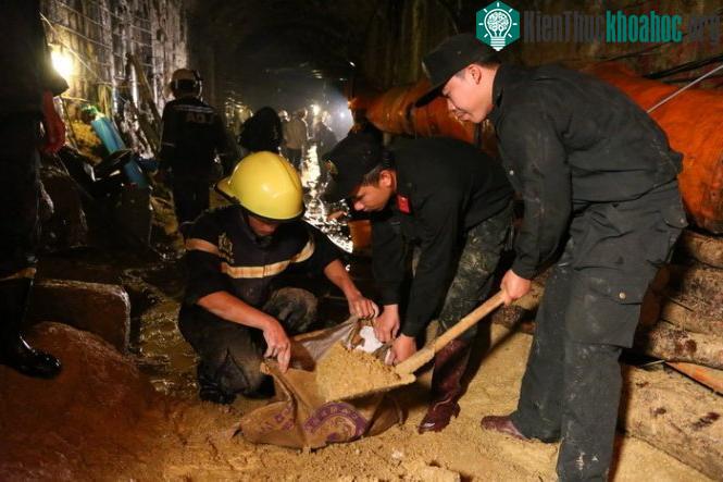 Cát có tác dụng hấp thụ nhiệt và có thể ngăn vật liệu cháy tiếp xúc với oxy.