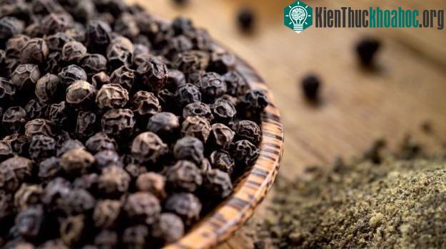 Đối với hạt tiêu xay nên cho vào món ăn sau khi nấu chín.
