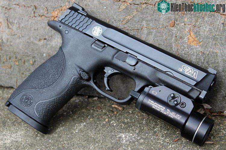 Súng sử dụng cỡ đạn 9mm x 19mm Parabellum băng đạn 17 viên.