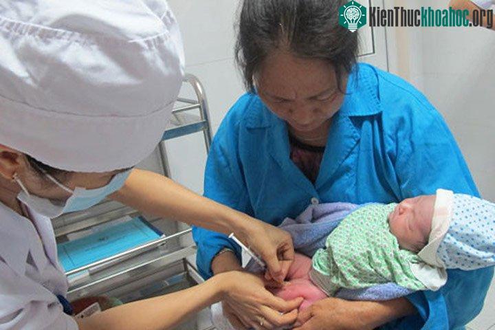 Trẻ được tiêm vắc xin viêm gan B mũi sơ sinh. (Ảnh: N.P).