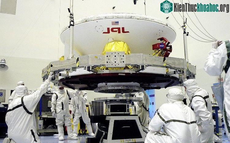 Kỹ sư NASA trong phòng vô trùng tại Trung tâm Vũ trụ Kennedy. (Ảnh: NASA).