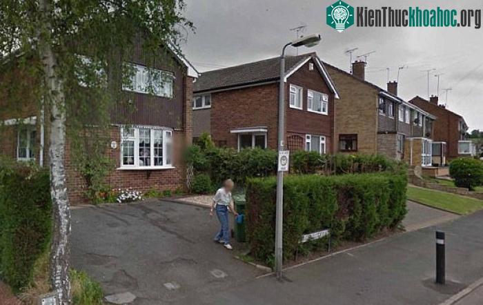 Bà Baryl Turton, được chụp qua Google Street View, đang đứng tưới cây ở khu vườn phía ngoài ngôi nhà cũ của mình tại thành phố Tamworth, Staffordshire.