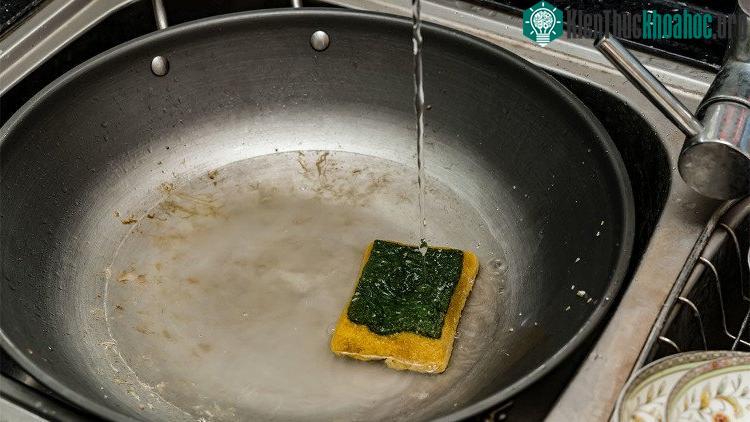 Một cách đơn giản để hạn chế số lượng lớn vi khuẩn trong các miếng rửa chén là chủ động thay miếng mới hàng tuần - (Ảnh: iStockphoto).
