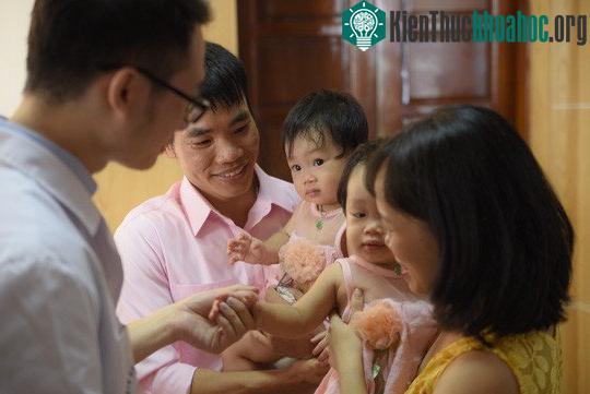 Cặp song sinh chào đời từ tinh trùng bất động của cha.
