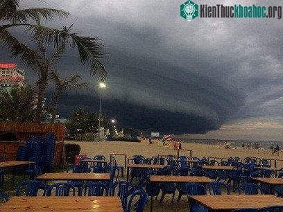 Đám mây "quái vật" xuất hiện khoảng hơn 10 phút rồi tan.