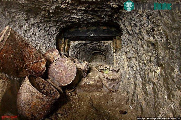 Những thùng chứa rỉ sét được tìm thấy trong đường hầm.