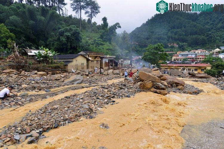 Hiện tượng lũ quét thường thấy ở những nơi gần nơi có độ dốc như dưới chân đồi núi.