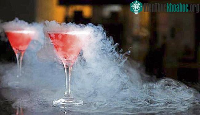 Nitơ lỏng không được xử lý đúng cách có thể gây bỏng lạnh, phá hủy mô khi tiếp xúc với da. (Ảnh: Hindustantimes).