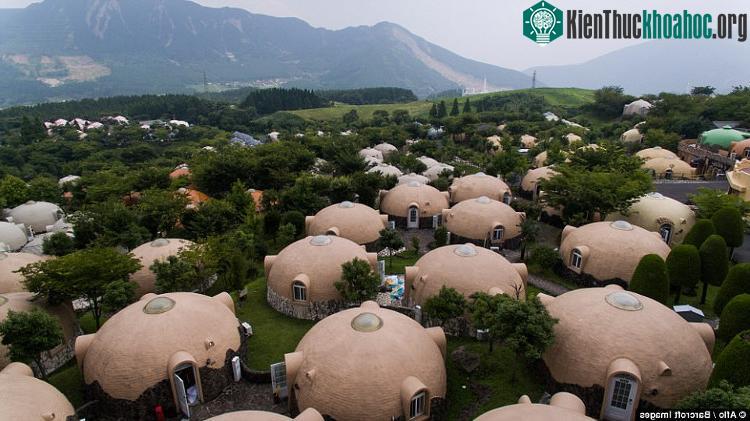 Khu nghỉ dưỡng Aso Farm Land có 480 ngôi nhà mái vòm. (Ảnh: SPLASH NEWS).